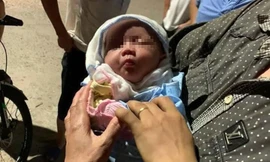 Bé gái bị bỏ rơi được người dân phát hiện
