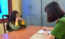 Đối tượng Lan làm việc với cơ quan công an. Ảnh công an cung cấp