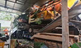 Ô tô đầu kéo chở 4 máy múc, đâm vào nhà dân trong đêm