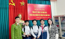 Nhóm học sinh nhặt được bọc tiền trên đường đi học về