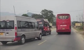 Điều khiển ô tô dàn hàng ngang chặn xe khác khi đồng nghiệp ‘nhờ’