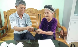 Cụ bà 84 tuổi xin thoát nghèo ủng hộ tiền chống dịch COVID-19