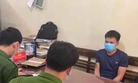 Mất việc do dịch COVID-19, cầm dao chặn đường công nhân mỏ để trấn lột 