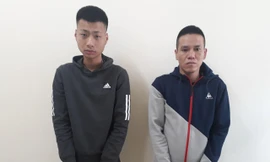 Tạm giữ hình sự 2 kẻ bịt mặt, nổ súng vào nhà dân ở Thanh Hóa