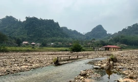 Nước suối đổi dòng, xóa đường vào một bản ở Thanh Hóa 