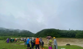 Vớt củi khi nước đang chảy xiết, một người bị cuốn trôi mất tích 