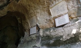 Phiên âm bài thơ của Vua Lê Thánh Tông và Lê Hiến Tông bằng đá khối?