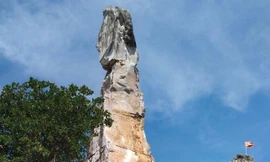 Tìm giải pháp bảo tồn thắng cảnh Hòn Vọng Phu đang bị sạt lở nghiêm trọng