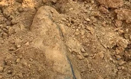 Phát hiện quả bom dài hơn 1m trong lúc làm đường ở Thanh Hóa