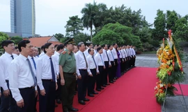 Đoàn đại biểu tỉnh Thanh Hóa dâng hương tưởng niệm Chủ tịch Hồ Chí Minh