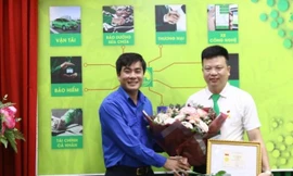 Trao huy hiệu Tuổi trẻ dũng cảm cho thanh niên nhảy sông cứu người