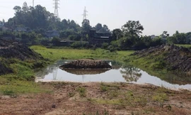 Hai anh em trượt chân xuống hố nước sâu tử vong