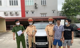 Kiểm tra xe lưu thông, phát hiện 2 khẩu súng không giấy tờ