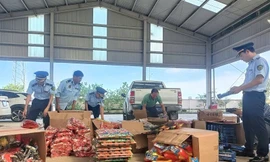 Thu giữ lượng lớn đồ chơi, thực phẩm không rõ nguồn gốc ở Thanh Hóa