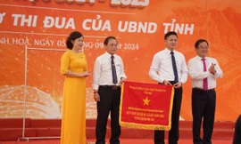 Trường Liên cấp Fansipan đón nhận cờ thi đua của tỉnh Thanh Hóa