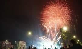 Bắn pháo hoa dịp lễ khai mạc lễ hội du lịch biển Sầm Sơn năm 2024.