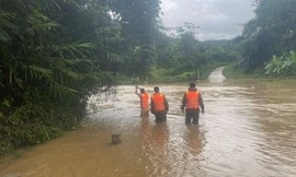 Hai vợ chồng ôm cây luồng bơi qua suối chảy xiết, người vợ bị lũ cuốn mất tích