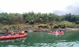 Nỗ lực tìm kiếm 3 nạn nhân bị lật thuyền mất tích trên sông Mã