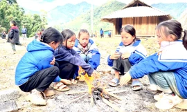 Học trò nghèo đốt lửa, xua tan giá rét nơi lớp học