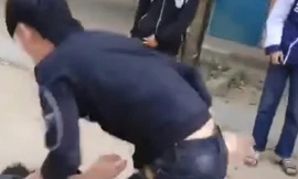 Công an Thanh Hóa điều tra vụ việc nam sinh lớp 10 bị bạn đánh gục ở sân trường