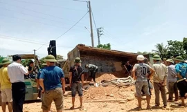 Xe tải lật, 4 người trên ô tô con thương vong