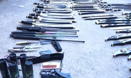 Phát hiện kiện hàng gửi qua bưu điện gồm toàn... đao, kiếm