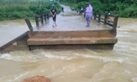 Lũ làm gãy đứt, trôi đoạn cầu Bến Nhạ ở Thanh Hóa