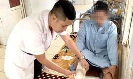 Người đàn ông ở Thanh Hoá suýt mất chân do vết rắn cắn từ 20 năm