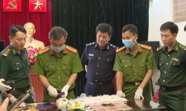 Lực lượng chức năng kiểm tra tang vật vụ án