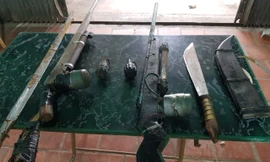 Tò mò mở bao tải ven đường, phát hiện lựu đạn, súng tự chế, kiếm