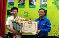 Trao bằng khen cho tài xế cứu sống cô gái nhảy cầu tự vẫn