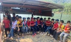 Học trò vùng khó ở làng Bèo Bọt mong có cầu qua sông