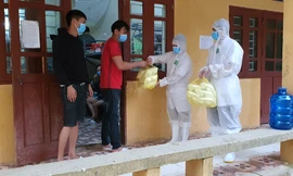 Cận cảnh bếp ăn phục vụ người Việt từ Lào về cách ly ở huyện Quan Sơn