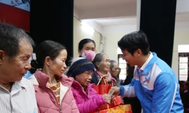 Bí thư Thường trực T.Ư Đoàn Nguyễn Ngọc Lương thăm, tặng quà Tết người dân tại Thanh Hóa