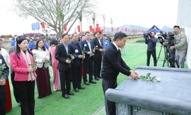 Tri ân, tưởng niệm các giáo viên và học sinh hy sinh tại công trường đê Nam sông Mã