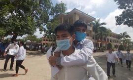 Tặng bằng khen cho đôi bạn cõng nhau đến trường thi được điểm cao