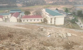 Thanh Hóa: Kè chống sạt lở uy hiếp, thầy trò trường nội trú 'dắt díu nhau' đi học nhờ