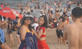 Bãi biển Sầm Sơn ken đặc, chen chân tìm chỗ trống giữa 'biển người' 