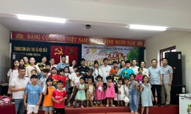 Học sinh dùng tiền thưởng, tiền tiết kiệm chia sẻ với trẻ em, người có hoàn cảnh khó khăn