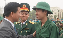 Nam tân binh mồ côi tình nguyện nhập ngũ