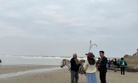 Thanh Hoá: Giá rét, nhiều người vẫn đi biển Sầm Sơn cầu bình an