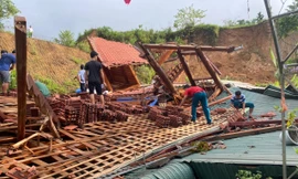 Sập nhà ở Thanh Hoá, cả gia đình 3 người mắc kẹt