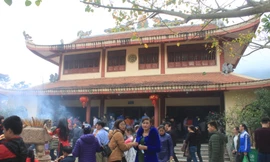 Du khách chen chân ở ngôi đền lớn nhất miền Tây Thanh Hóa