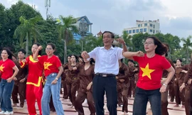 Hiệu trưởng tập vũ đạo, chuẩn bị cổ vũ cho thí sinh Thanh Hóa trước chung kết Olympia