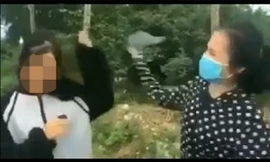 Nữ sinh bị đánh bằng mũ bảo hiểm. Ảnh cắt từ video.