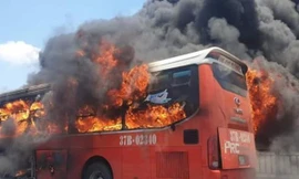 Xe khách bốc cháy trên cầu Nguyệt Viên