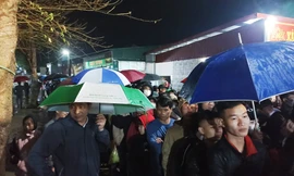 Dòng người đội mưa xếp hàng xin ấn ở Đền Trần 