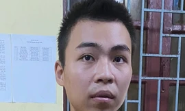 Bị tát vì hỗn láo, nghịch tử mang dao truy sát bố đẻ