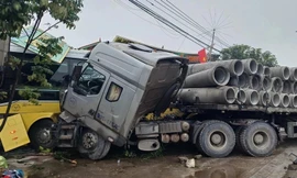 Xe khách lao vào 4 nhà dân sau va chạm với xe đầu kéo