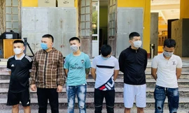 'Khủng bố' người nhà con nợ bằng chất bẩn và vòng hoa 